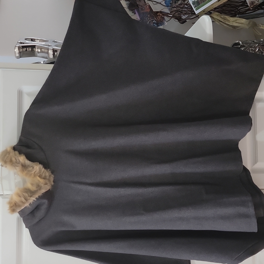 Poncho - Picture 5 of 8